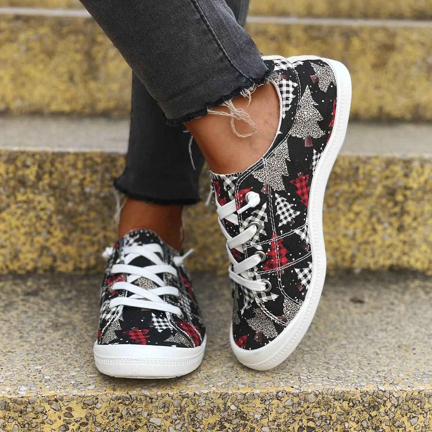 Crzidha Christmas Shoes for Women,Christmas Print Fashion Sneakers, Lace Up Low Top Flats Canvas Shoes Cute Funny Cartoon Snowman Print Lightweight Walking Boat Shoes Low Heels Slip On Loafers