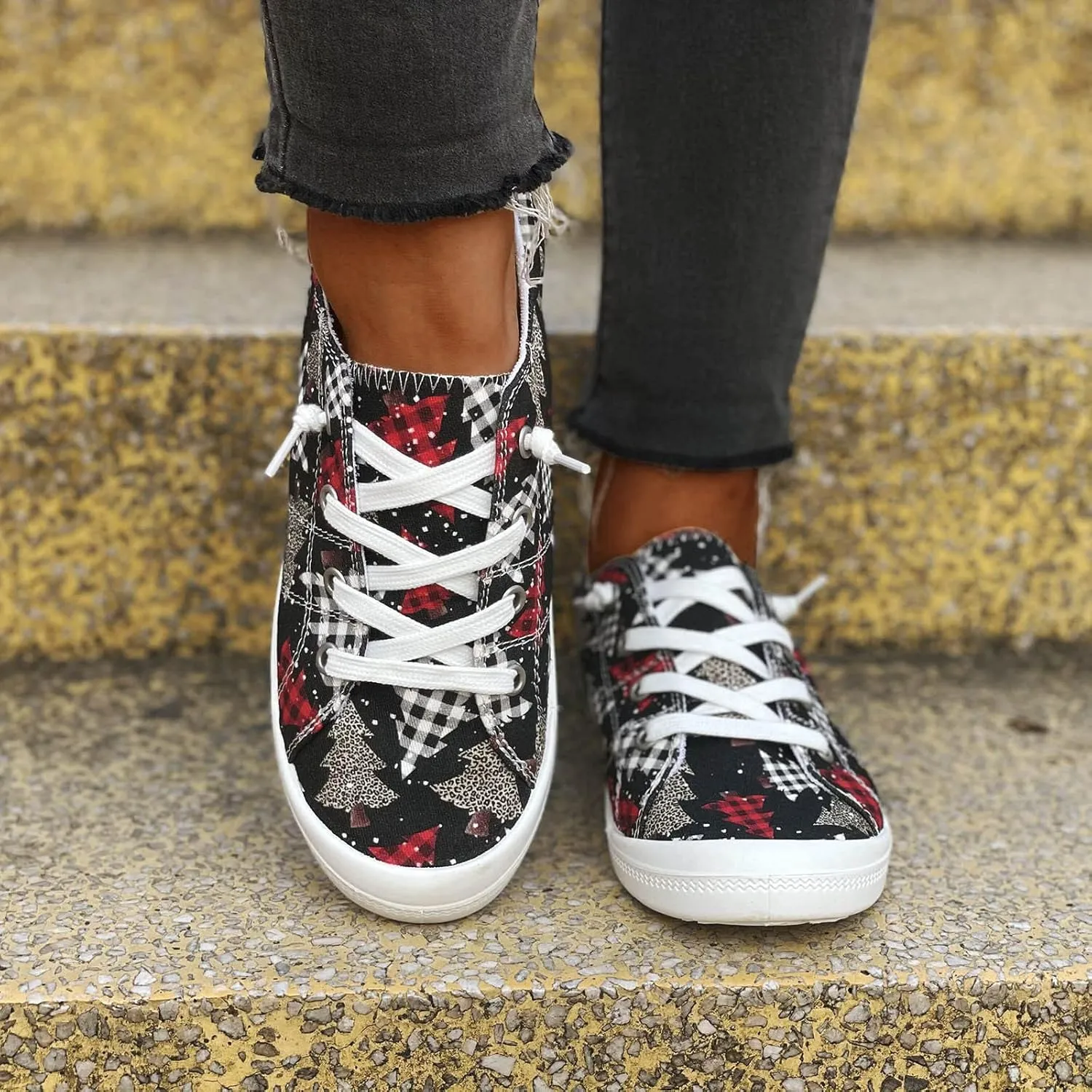 Crzidha Christmas Shoes for Women,Christmas Print Fashion Sneakers, Lace Up Low Top Flats Canvas Shoes Cute Funny Cartoon Snowman Print Lightweight Walking Boat Shoes Low Heels Slip On Loafers