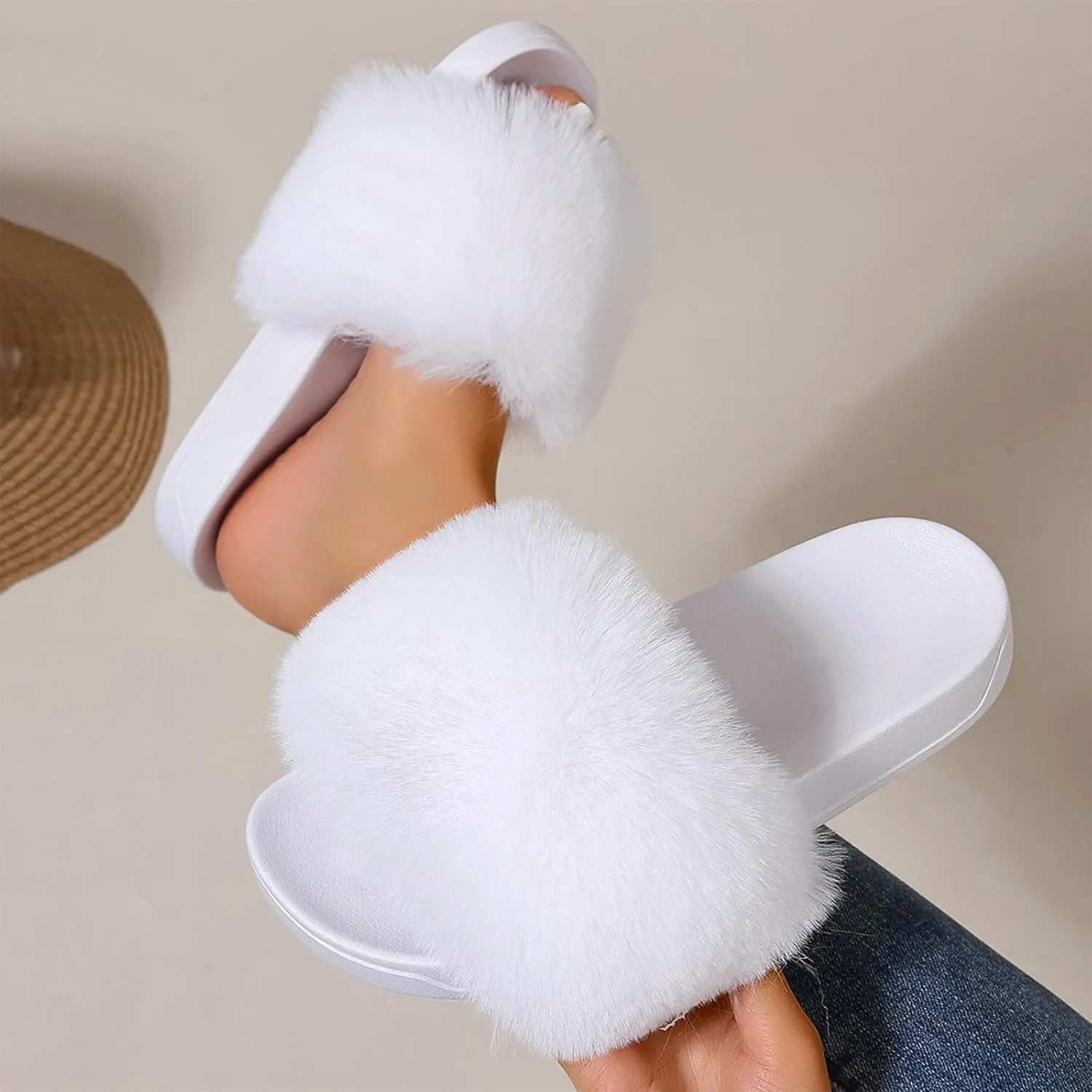 Ladies Fluffy Slippers Faux Fur Soft Slippers Stylish Open Toe Girls Sandals Outdoor Indoor Furry Comfortable