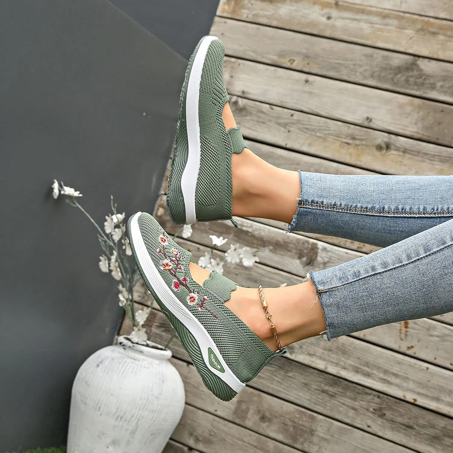 ZSpzx 2025 Women's Mesh Flats Shoes Breathable Slip on Casual Boat Shoes with Flower Embroidered Quick Dry Arch Support Non Slip Running Elastic Sneakers Closed Toe for Gym Travel Daily Wear